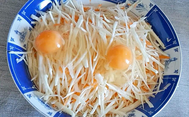 Капустный пирог на сковороде. Делается в два счета, можно готовить даже на завтрак