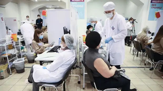 «Возможен рост случаев COVID-19 до шестизначных цифр»: Попова рассказала о рисках из-за распространения омикрон-штамма