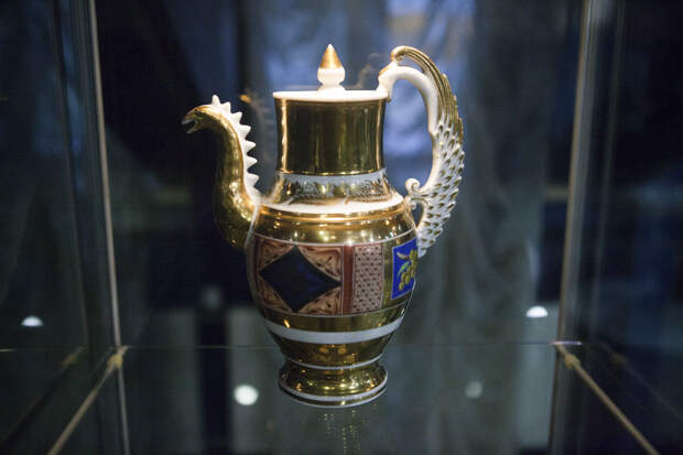 Чайник в русском стиле. Изготовлен одним из фарфоровых предприятий Гжели. 1820-е годы