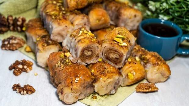 Фото к рецепту: Турецкая пахлава из слоёного теста с орехами