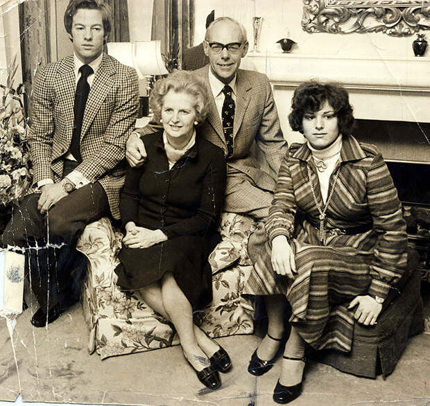 Маргарет Тэтчер с мужем и взрослыми детьми