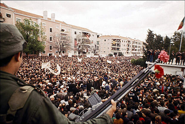 Революция гвоздик в Португалии, Лиссабон, 25 апреля 1974 года. Фото: Jean-Claude Francolon / Gamma-Rapho / Getty Images / Fotobank.ru