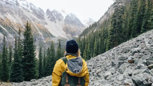 Турист с рюкзаком в горах Турист с рюкзаком в горах