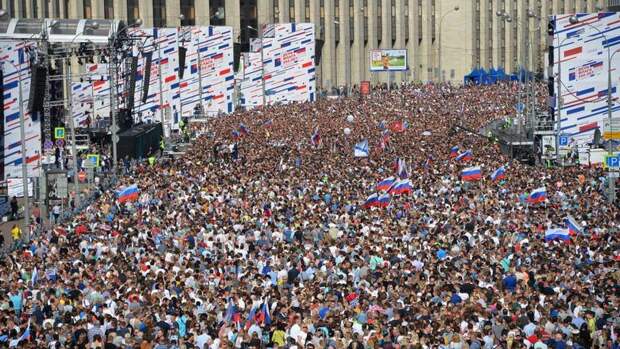 В Москве День российского флага собрал 100 тысяч человек