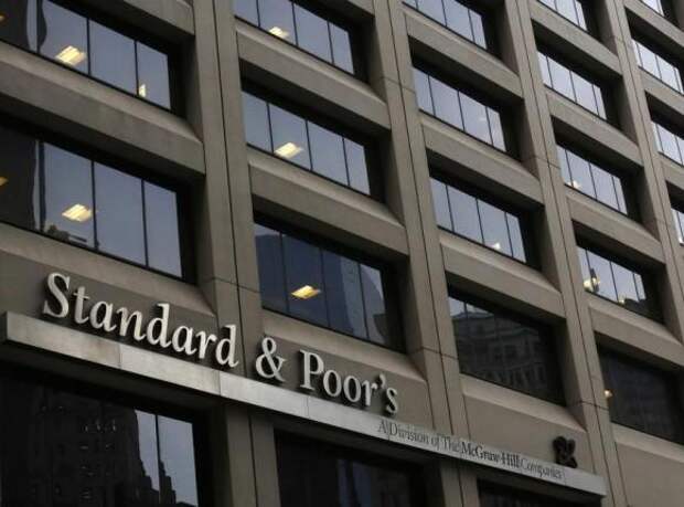A view shows the Standard & Poor's building in New York's financial district February 5, 2013.  REUTERS/Brendan McDermid