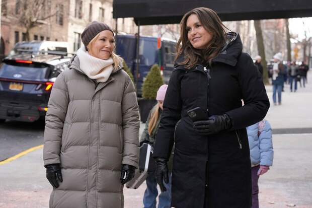 Benson and Rollins walking down the street on Law & Order: SVU Season 26 Episode 19