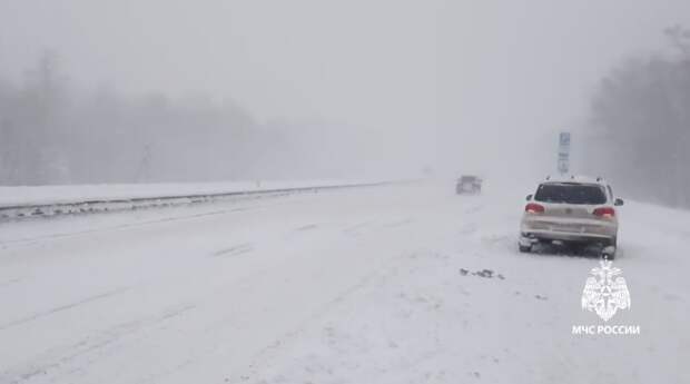 Татарстанда коткаручылар юлда машиналары ватылган гаиләгә ярдәм иткән