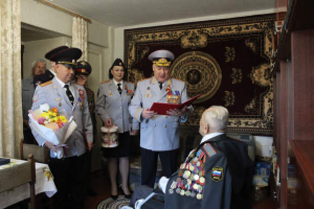 В Иркутской области полицейские поздравили с предстоящим праздником фронтовика и ветерана МВД Александра Васильевича Акимова