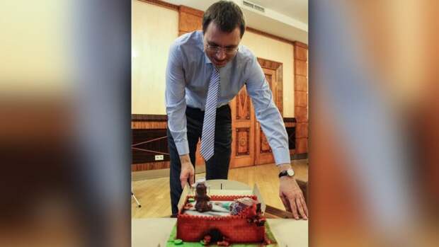 Украинскому министру подарили торт в виде Кремля