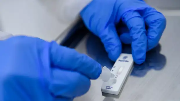 В Роспотребнадзоре указали на сходство симптомов COVID-19 и простуды