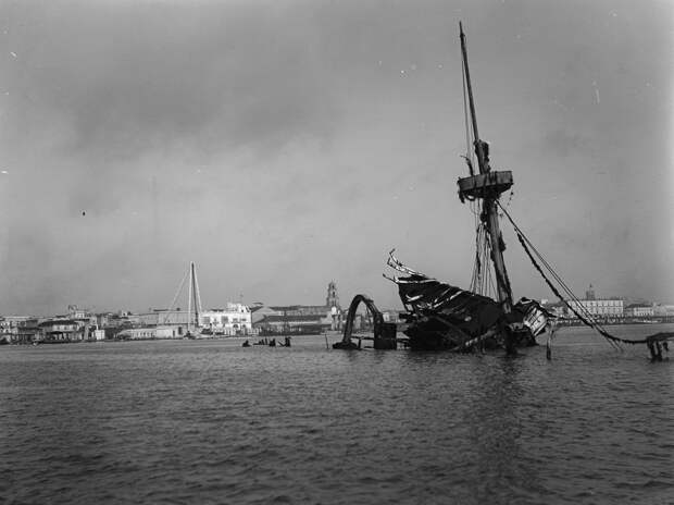 Обломки американского крейсера «Мэн», взорвавшегося в бухте Гаваны 15 февраля 1898 года.