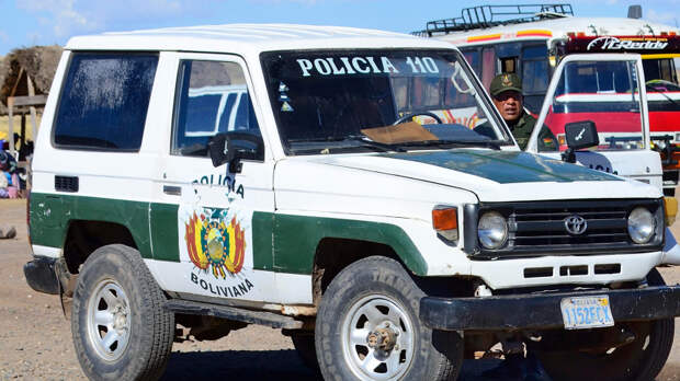 Перевозивший деньги самолет ВВС Боливии упал на оживленную дорогу местного города