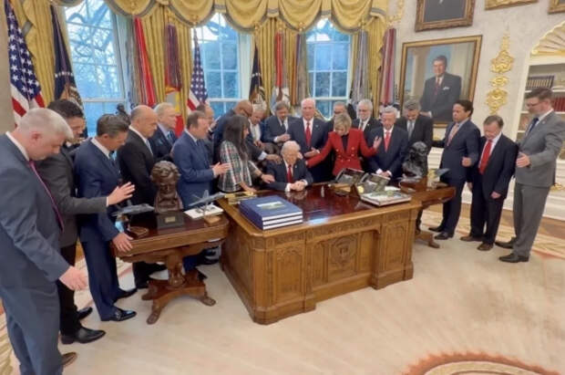 Религовед Лункин раскрыл смысл странного молебна в Белом доме с Трампом