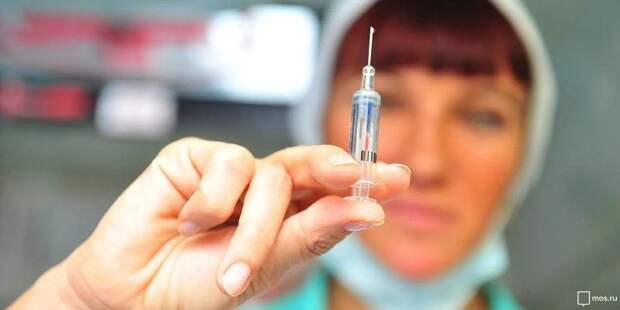 Главный врач ГКБ №67 Андрей Шкода сделал себе прививку от коронавируса. Фото: Портал мэра и правительства Москвы mos.ru
