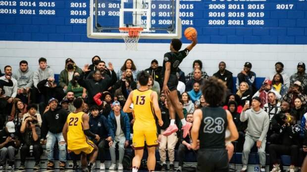 Bronny James dunking