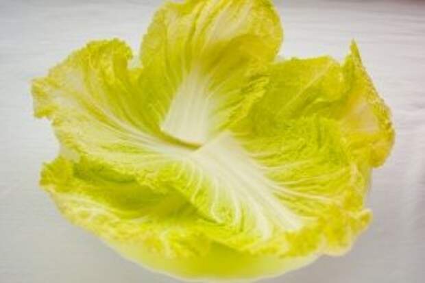 Рекомендую снять верхние 5 листочков капусты для украшения салатника.