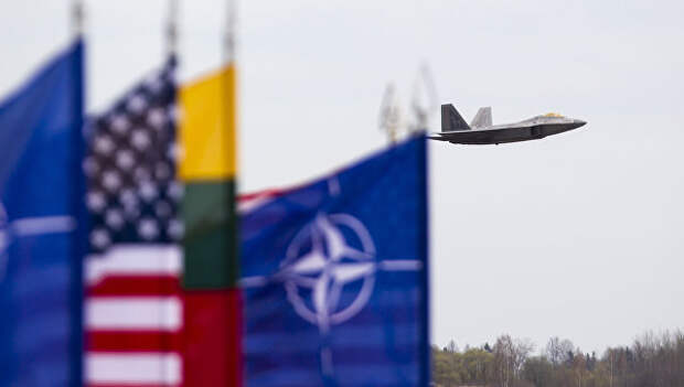 Истребитель ВВС США F-22 Raptor на авиабазе Зокняй, Литва. Архивное фото Истребитель ВВС США F-22 Raptor на авиабазе Зокняй, Литва. Архивное фото