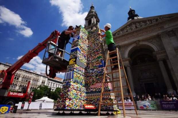Самую высокую в мире LEGO-башню построили в Венгрии (10 фото)