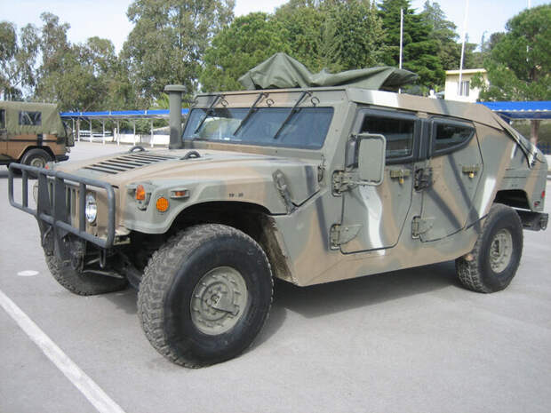 Модификация M1114GR HMMWV армии Греции, вооружённая российской ПТРК «Корнет». Хамви