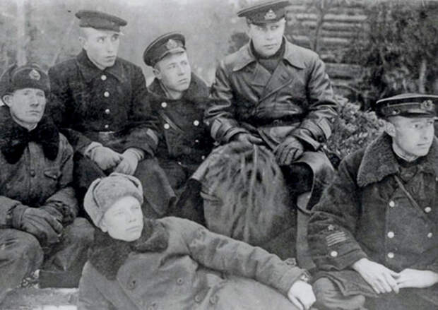 Заглавное фото. Полковник Е.Н. Преображенский с экипажем своего самолёта, совершившего налёт на Берлин