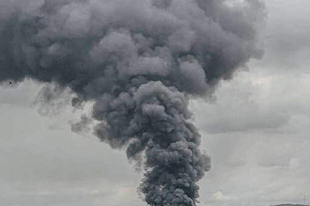 «Страна.ua»: Во Львовской области не потушили нефтехранилище после удара