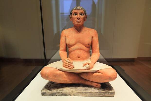 Скульптура сидящего писца в Лувре