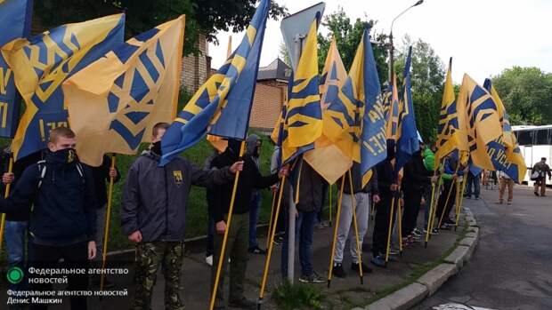 Нацисты «Азова» начинают марш в Киеве, в толпе призывают к погромам