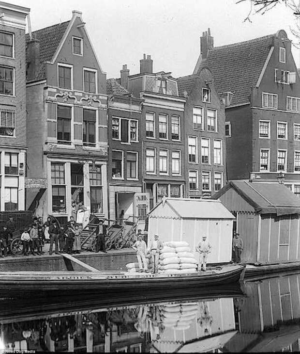 Расцвет проституции в Амстердаме: как выглядела «улица красных фонарей» в 1900-х амстердам, исторические кадры, история, нидерланды, проститутки, проституция, улица красных фонарей, фото
