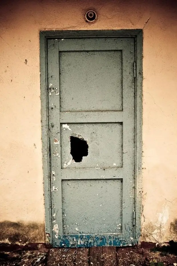 Жуткие двери. Страшная дверь. Дверь в заброшенном доме. Старинная страшная дверь. Старая дверь в квартиру.