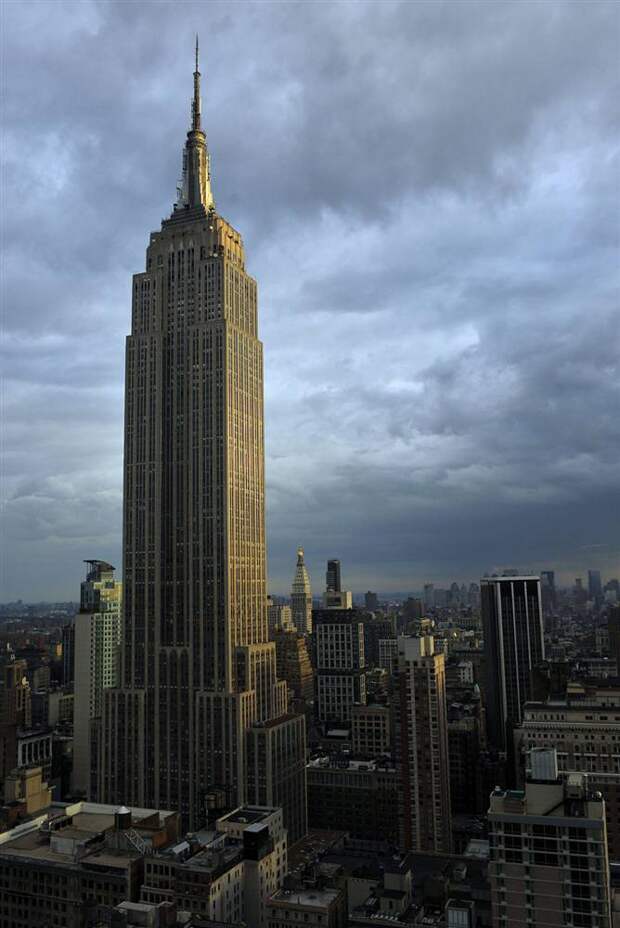 9. Empire State Building — 102-этажный небоскрёб, расположенный на Манхеттене. С 1931 по 1972, до открытия Северной башни Всемирного торгового центра, являлся самым высоким зданием мира. В 2001 году, когда рухнули башни Всемирного торгового центра, Empire State Building снова стал самым высоким зданием, но уже только в масштабах Нью-Йорка.