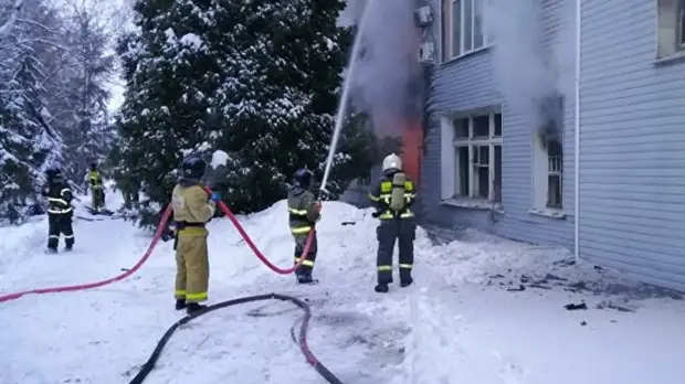 В тушении пожара на заводе в Самаре задействовали два пожарных поезда