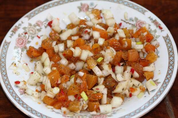 Свиная вырезка фаршированная курагой, луком, острым перцем и орешками Свиная вырезка фаршированная курагой, луком, острым перцем и орешками