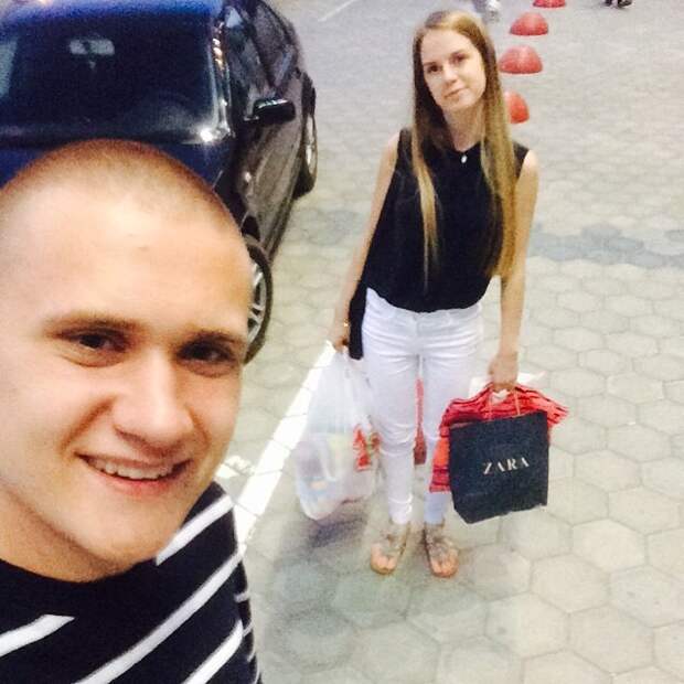 Женщина тащит сумки прикол, равноправие, равноправие полов, юмор