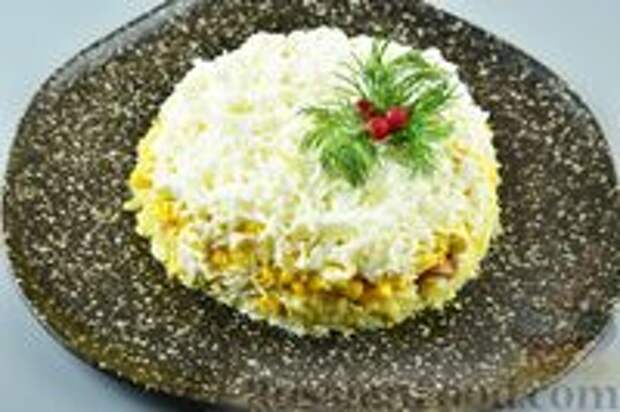 Фото к рецепту: Слоёный салат с печенью трески, картофелем и кукурузой