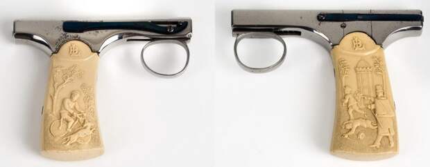 На рукояти изображены сцены защиты с помощью пистолета от собак и хулиганов. Фото: historypistols.ru