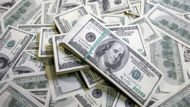 Специалист Макаров: нельзя покупать много долларов в период ажиотажного роста этой валюты
