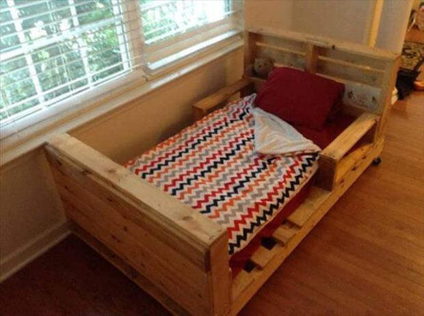 детская кроватка из поддонов