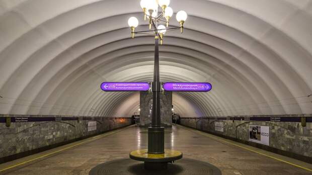 Парламентарий высказался против неграмотных рекламных объявлений в метро Петербурга