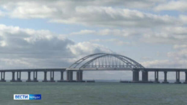 На Крымском мосту растёт очередь автомобилей