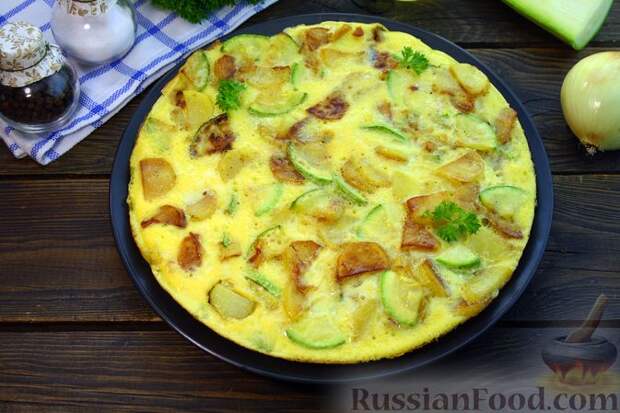 Фото к рецепту: Фриттата с кабачком и картофелем (на сковороде)