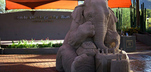 Elephant mouse playing chess sand sculpture ray villafane sue beatrice 12
