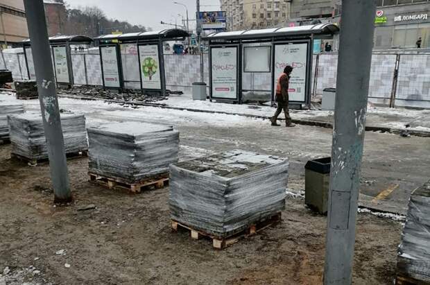 У метро «Щукинская» установили новые остановочные павильоны