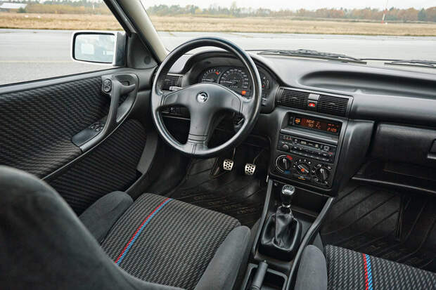 Сравнить Opel Astra GSi 16V и VW Golf 2.8 VR6