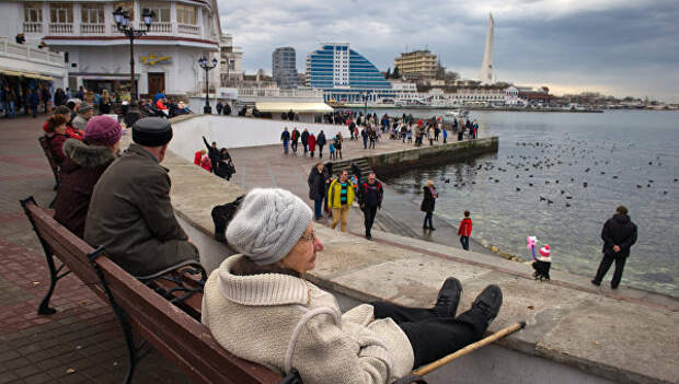 Местные жители отдыхают на набережной в Севастополе. Архивное фото