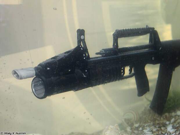 АДС (автомат двухсредный специальный) спроектирован специально для стрельбы в воде и используется российскими войсками специального назначения. Способен стрелять со скоростью 700 выстрелов в минуту на расстояние до 25 метров.