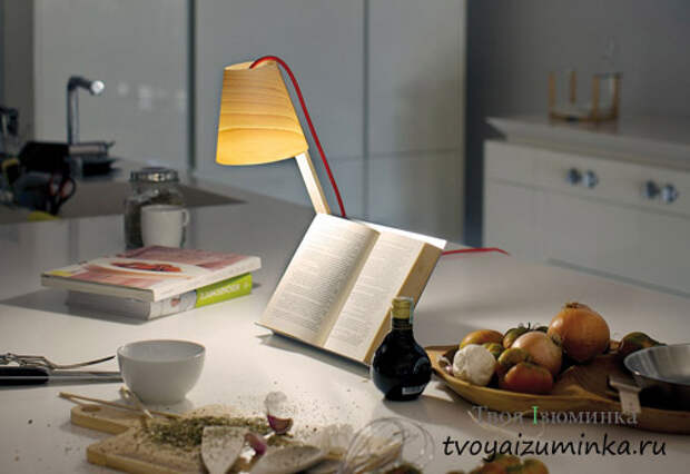 Настольная лампа на кухонном столе