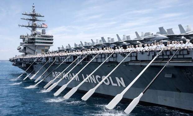 «Прощай, Америка, о»: авианосец «Авраам Линкольн» "бежал" с места базирования в океан после атаки иранских ракет