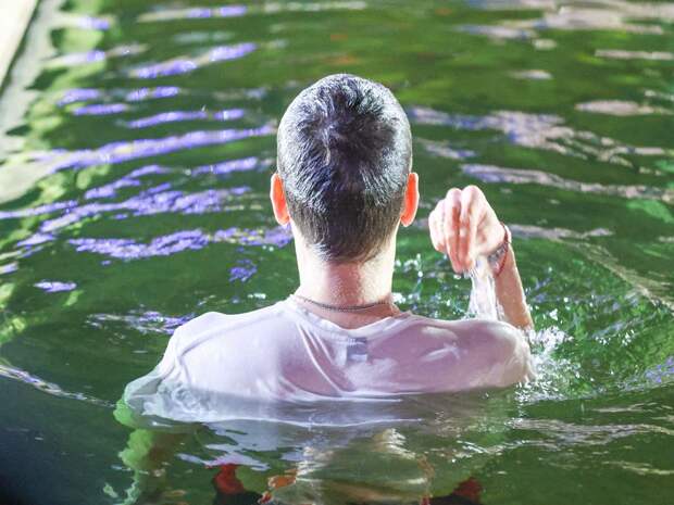 Как в наше время проходят крещенские купания: подробности обряда на реке Туре в Тюмени