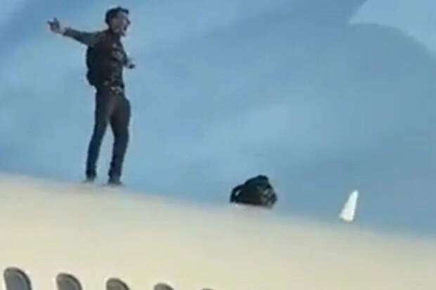 Пассажир бегал по крыше самолета и помешал вылету рейса из Валенсии в Амстердам