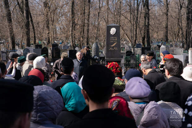 Тукай - безнең батмый торган көймәбез: шагыйрь кабере янында яңгыраган фикерләр